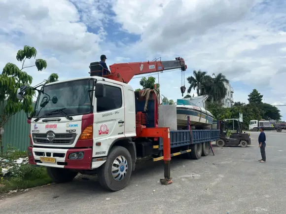 Thuê xe cẩu 10 tấn chở máy biến áp | Vận Tải Hữu Nguyên