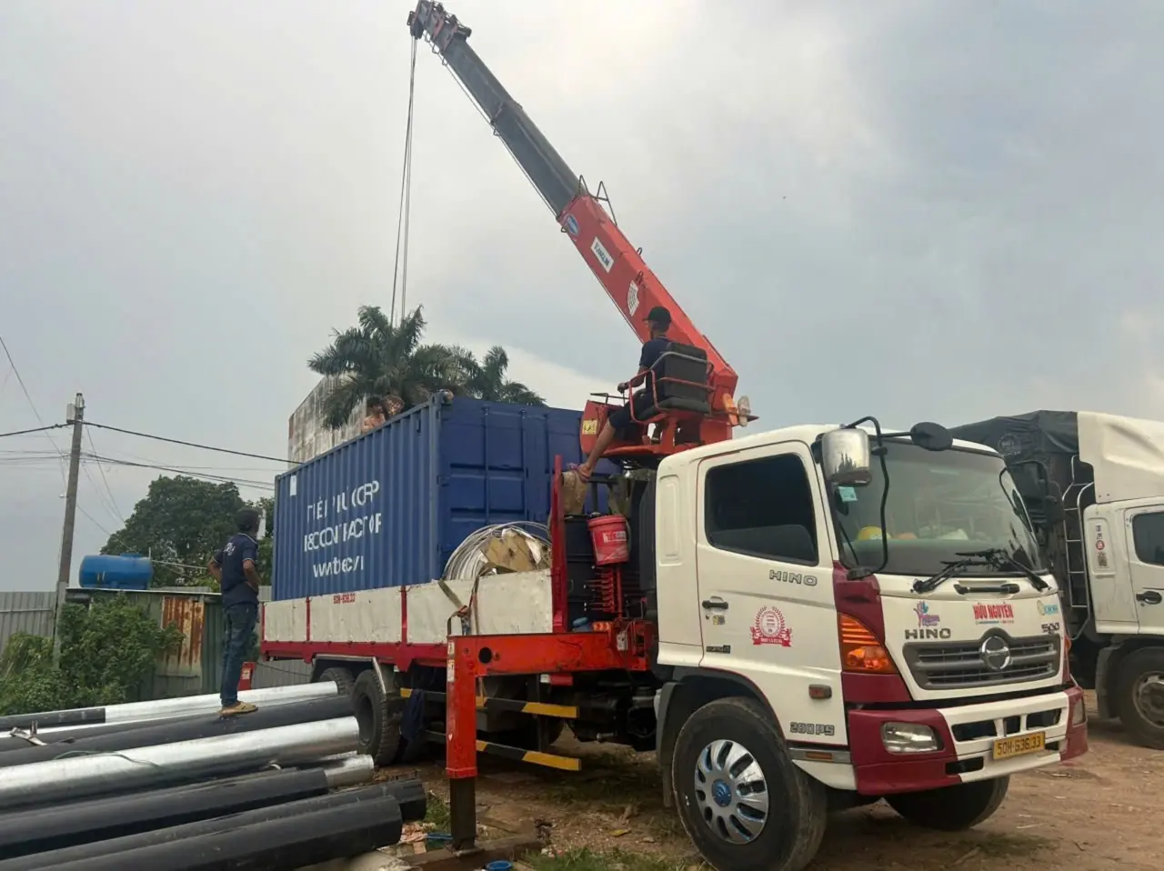 Thử tải n&acirc;ng hạ an to&agrave;n xe cẩu 10 tấn