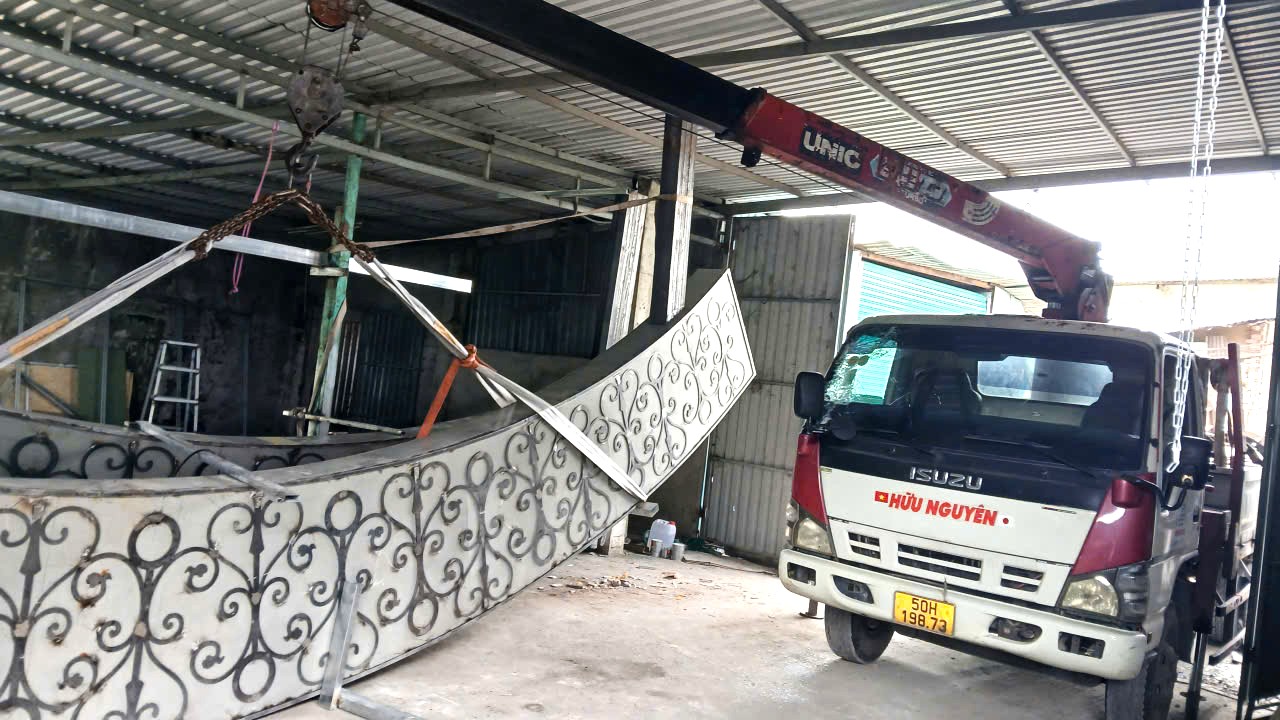 gi&aacute; thu&ecirc; xe cẩu 2.5 tấn theo ca