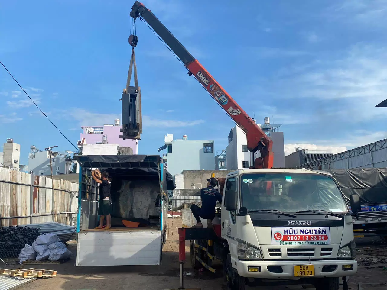 so s&aacute;nh xe cẩu 2.5 tấn Isuzu v&agrave; Hino