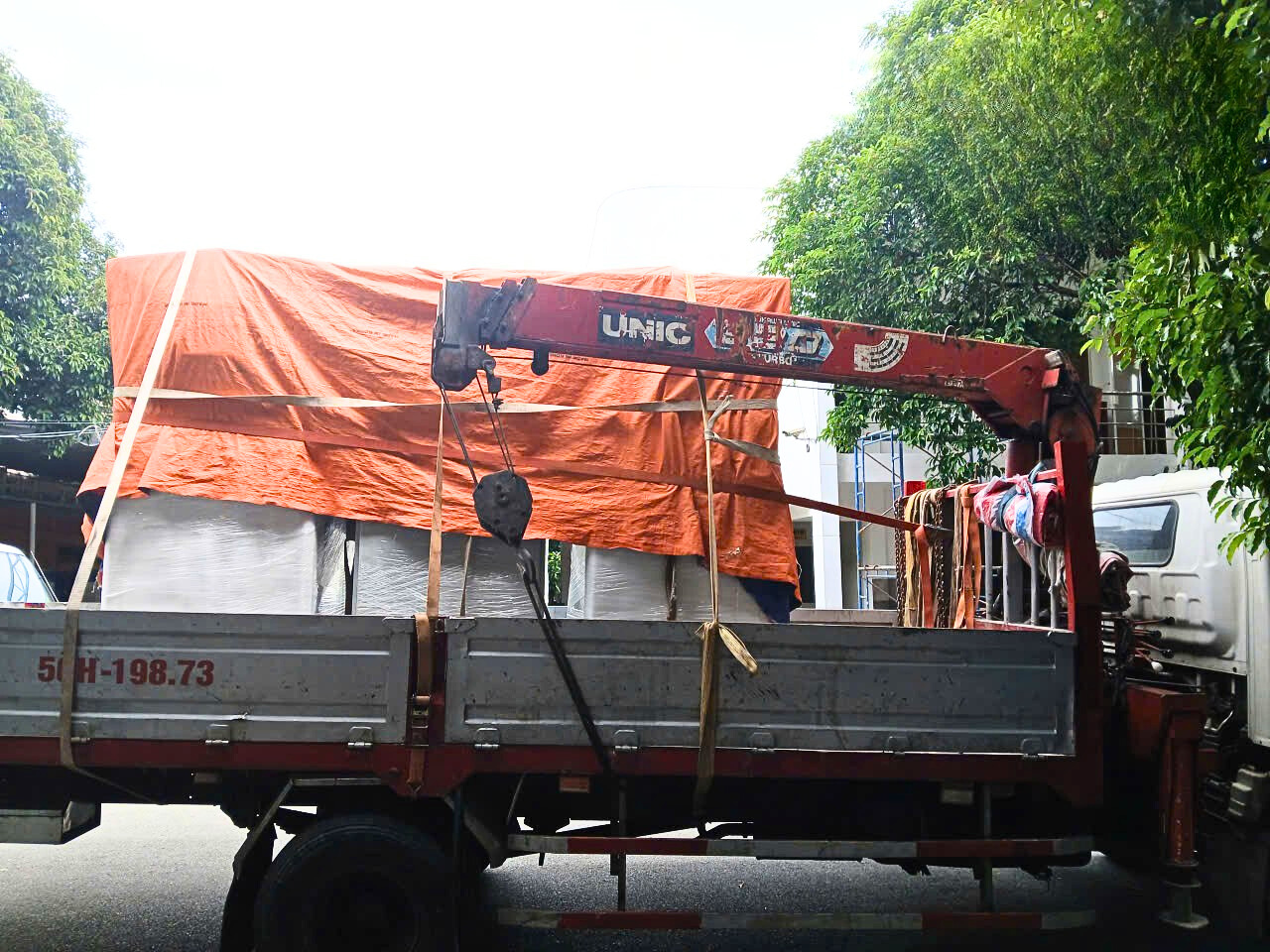 Thuê xe cẩu 10 tấn chở máy biến áp | Vận Tải Hữu Nguyên