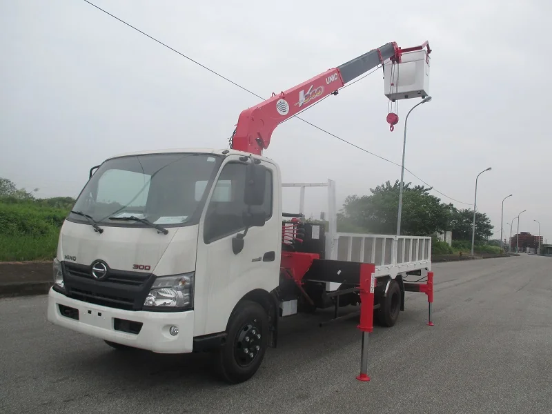 Thi c&ocirc;ng tr&ecirc;n cao an to&agrave;n với xe cẩu 3.5 tấn lắp giỏ n&acirc;ng người