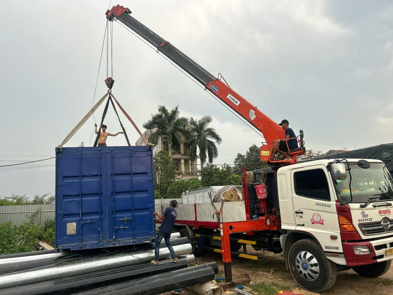 Cho thu&ecirc; xe cẩu 8 tấn uy t&iacute;n